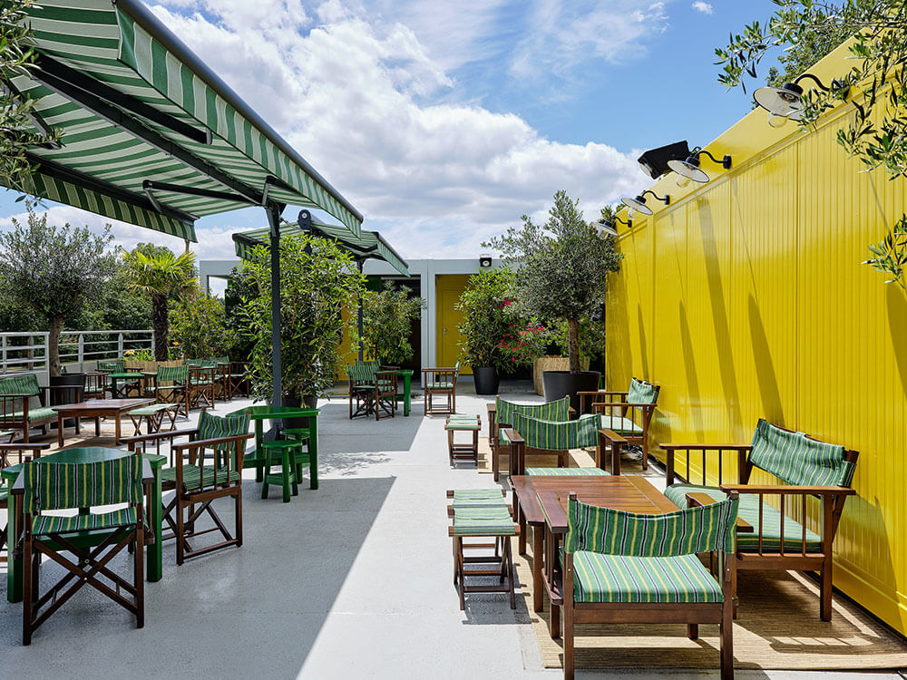 maison jaune terrasse bois péniche Paris