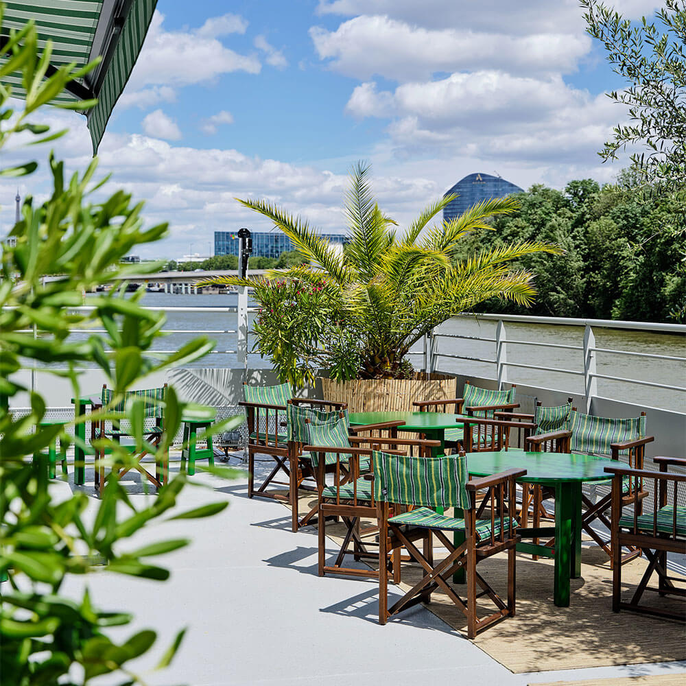 Mobilier extérieur rooftop péniche Seine