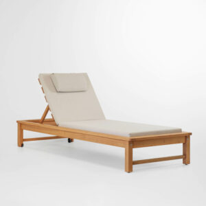 bain de soleil en bois avec matelas couleur beige et sa tetiere